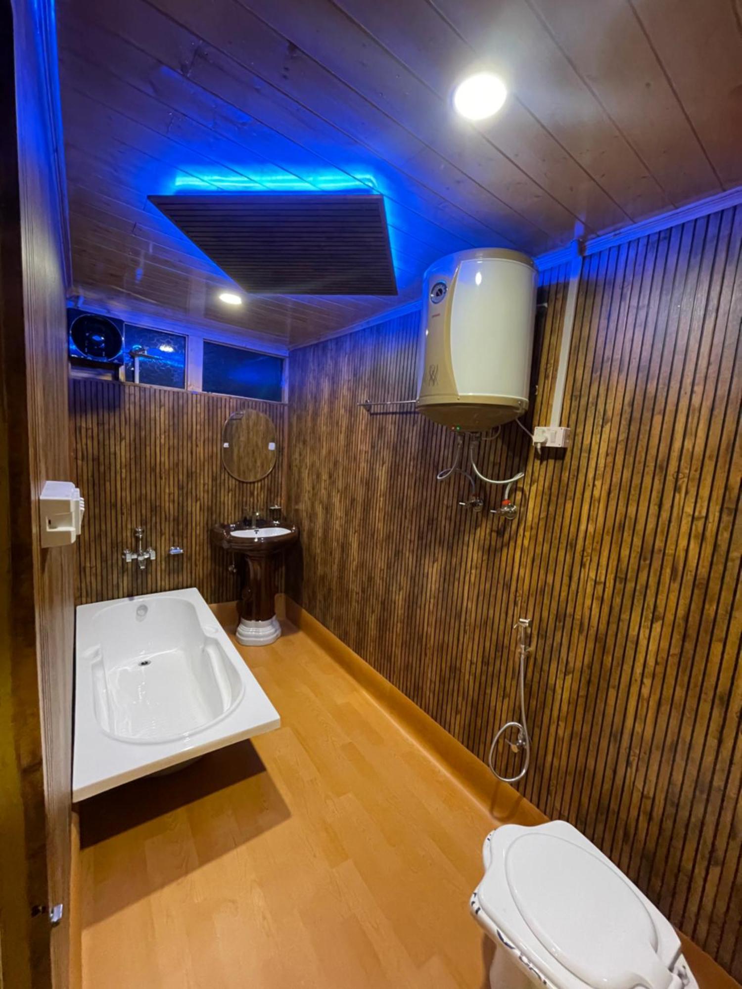 Hb Nancy Group Of Houseboats Hotel Srinagar  Ngoại thất bức ảnh